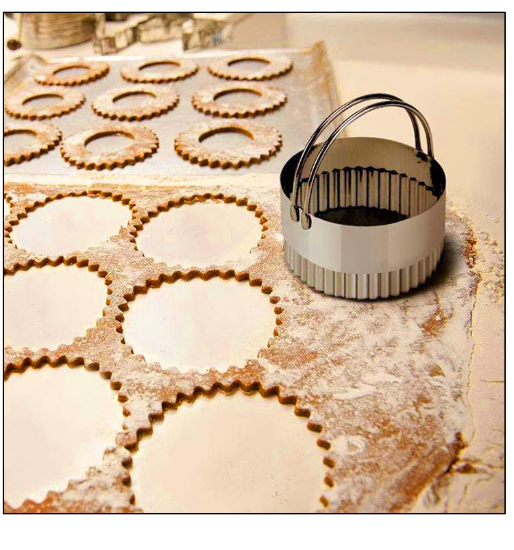 Five-Piece Set Of Wavy Cake Molds With Multifunctional Corrugated Lace Cookie Cutters